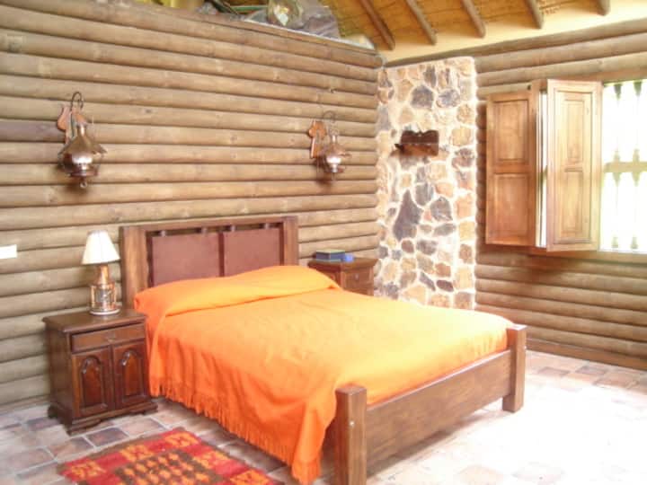 主阿尔科巴（ Alcoba ）设有梳妆台、私人露台和卫生间。