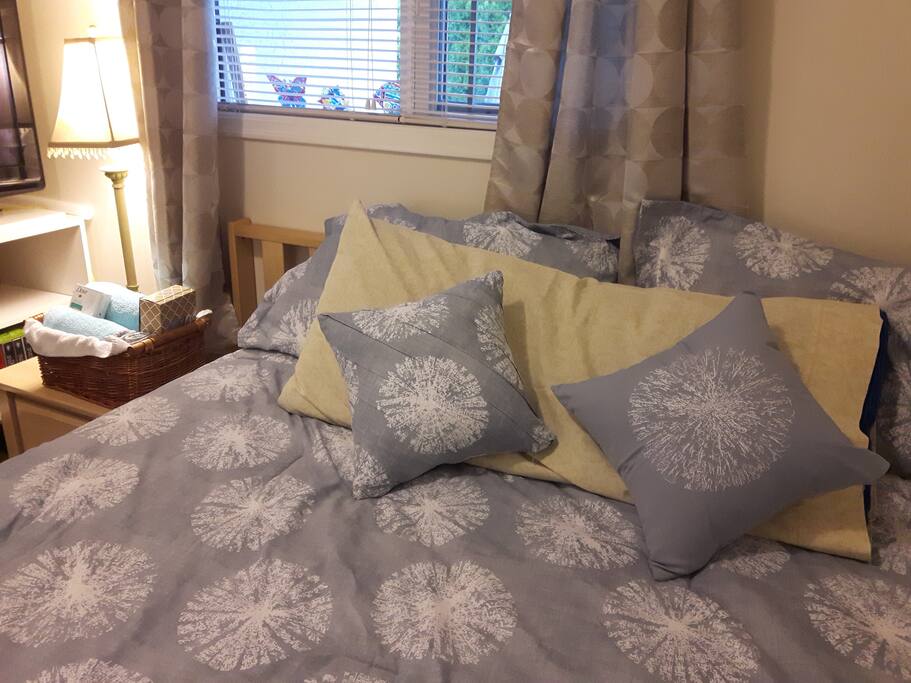 Cosy and Clean, new linens always fresh, basket of towels. soap and tissues. Dark blinds if you wish!