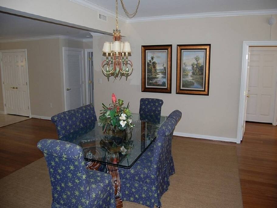 Couch,Furniture,Sink,Molding,Indoors