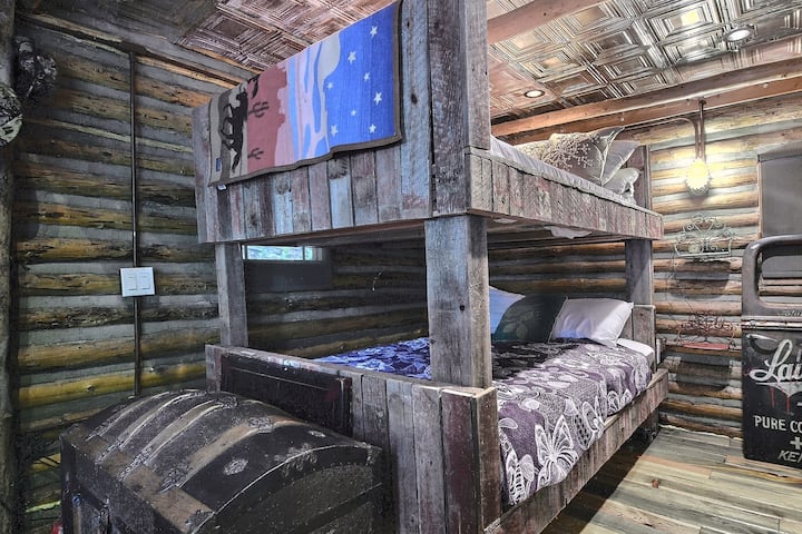 Долна спалня с двуетажно легло с 4 легла