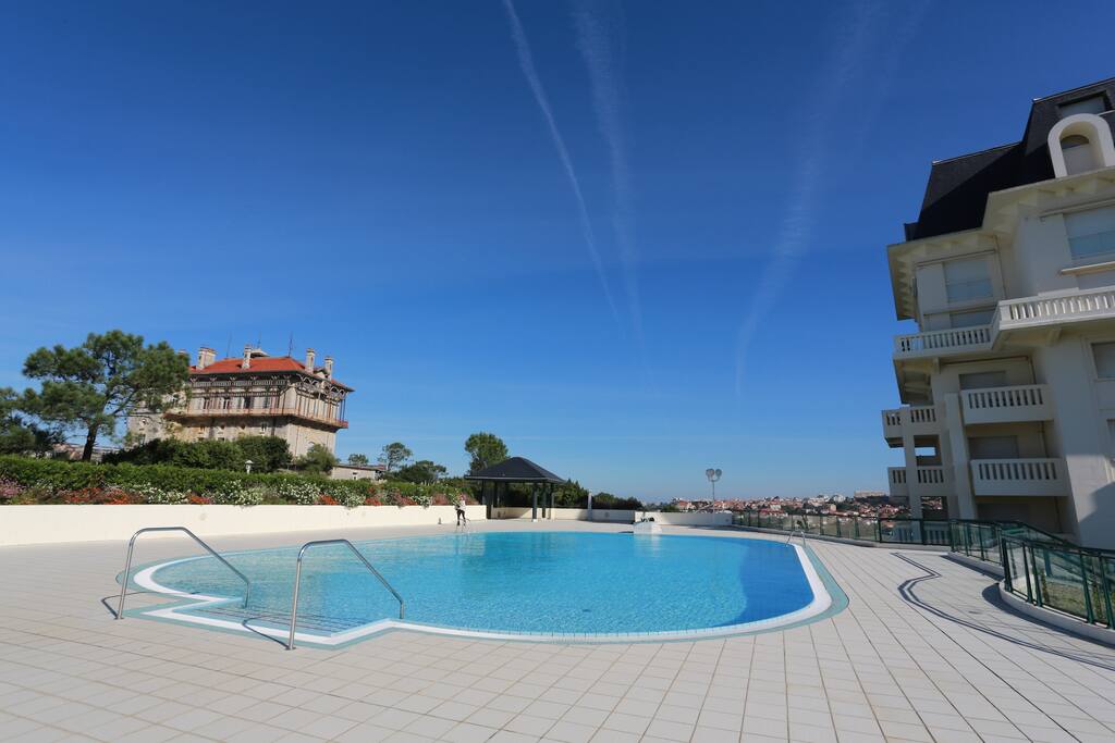 Piscine panoramique avec vue sur la mer