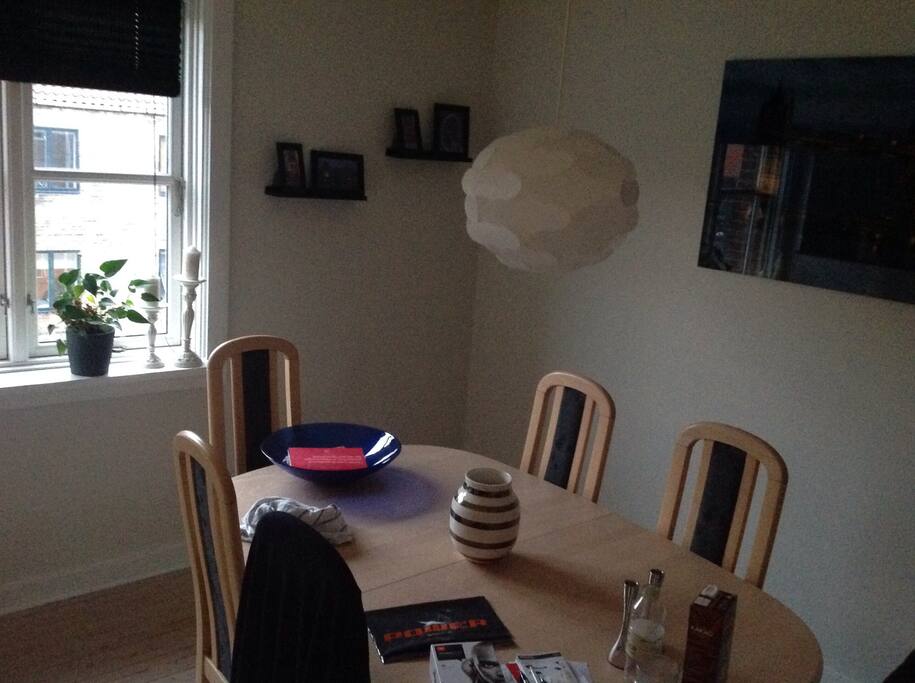 Spisestuen i forlængelse af stuen.