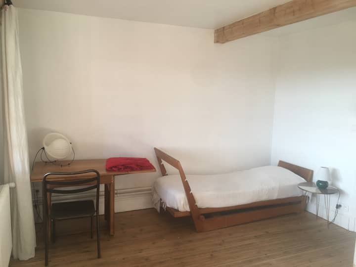 Დამატებითი საწოლი დიდ საძინებელში, ორი სართულით მაღლა 