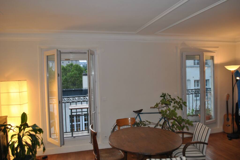 Salon exposé plein ouest, avec grand balcon traversant