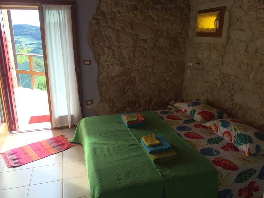 Camera con entrata indipendente dalla mia casa con letto matrimoniale