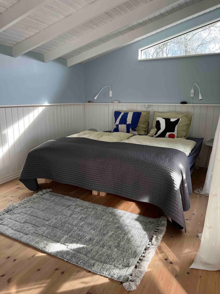 Big and comfortable master bedroom in the annex - with double-bed (W160 xL200), small walk-in closet, dresser, mirror and a desk. It also includes pillows and duvets for 2 people. Please remember to bring your own bed sheets and covers. 