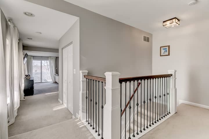 Един полет стълбище между 1 - ви и 2 - ри етаж.