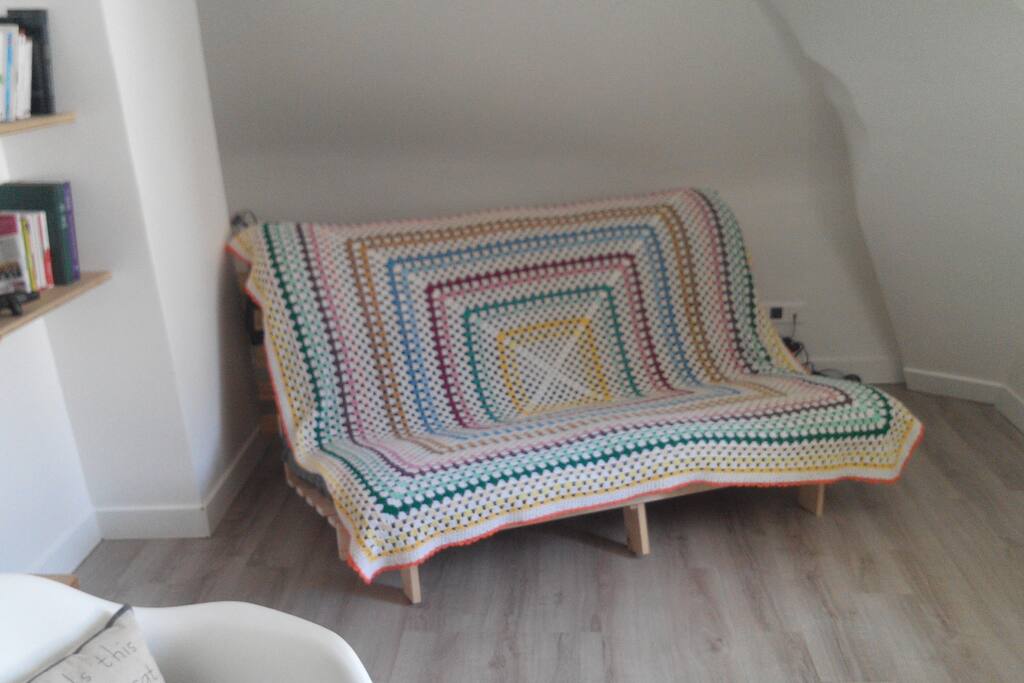 Futon transformable en lit (200 x 160) acheté il y a 3 mois (Draps fournis).