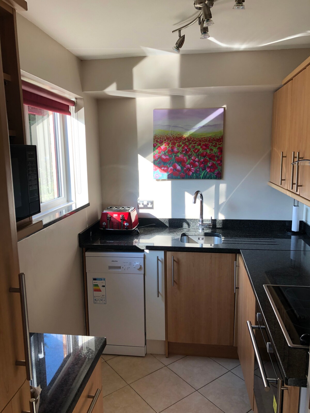 Popular Airbnb listing: Waterside Studio flat - Sleeps 2 - Central&Parking in Stratford Upon Avon