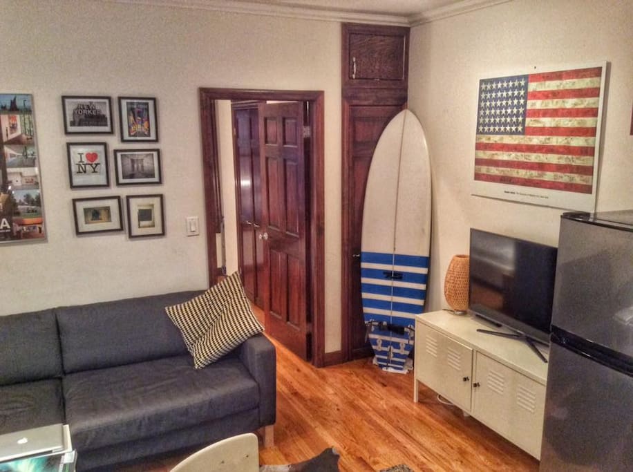 Living room with TV (basic cable, Netflix, Hulu)