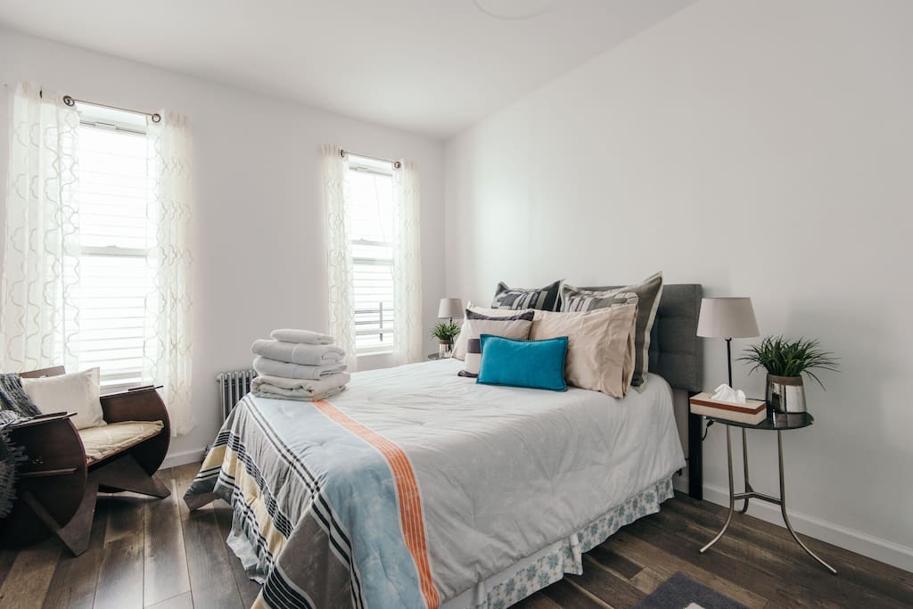 Large spacious bedroom (Full Bed)with lots of Natural light and walk-in closet. Flat screen television with streaming services such as Netflix.
