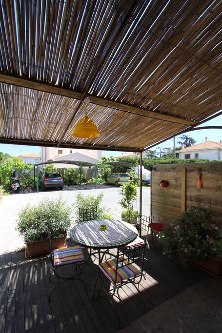 Terrasse plein est sous les canisses pour bien débuter la journée...