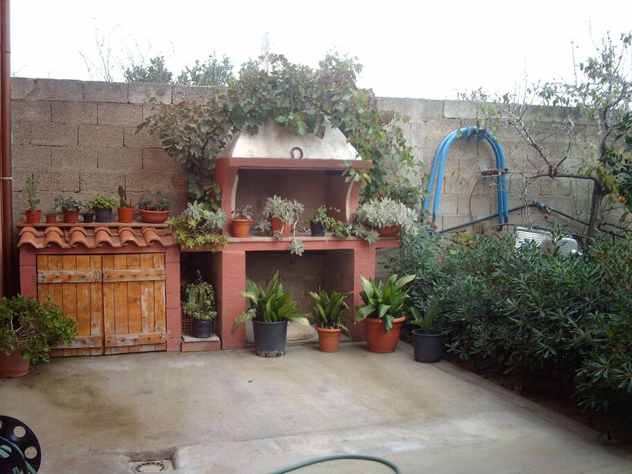 ampio cortile con zona relax prato verde, palestra, gazebo, barbecue e molto altro