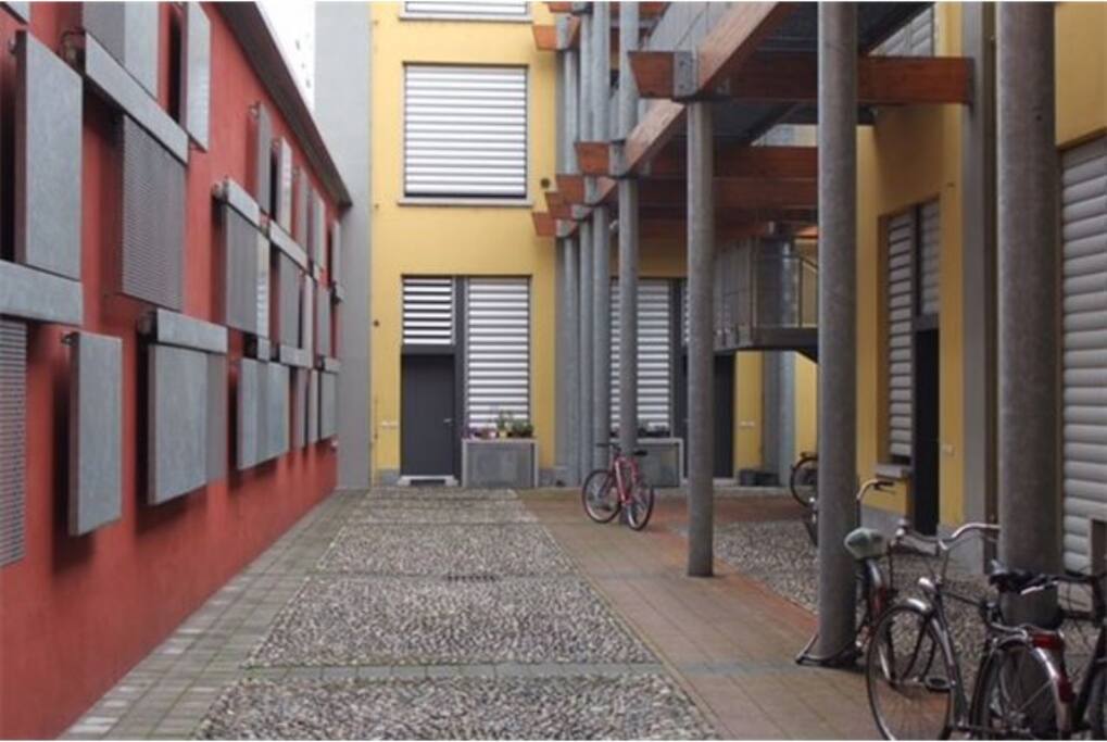 Cortile. L'appartamento è al 2° piano