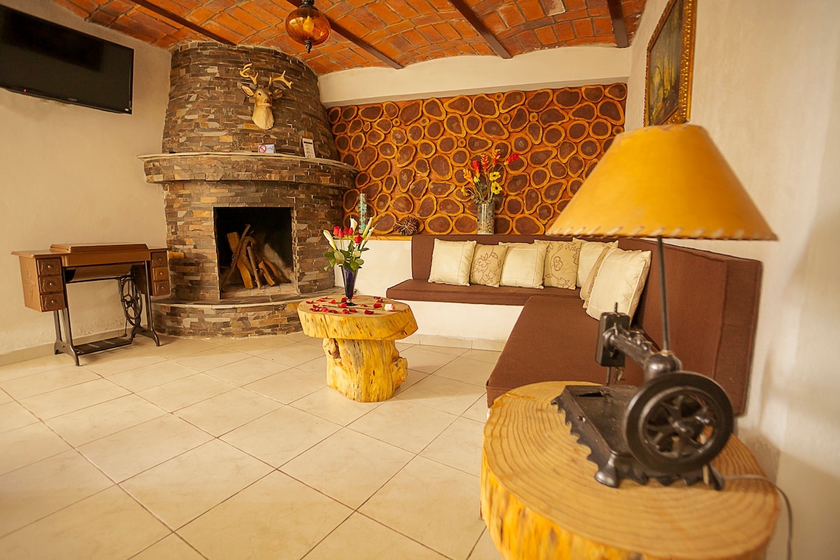 salita con chimenea, sofa y tv 32 pulgadas