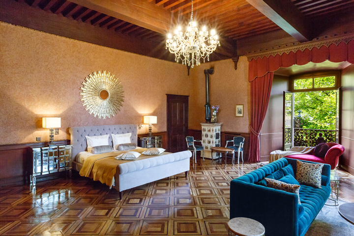 Antique apartment in the XV century Castle gallery image 4