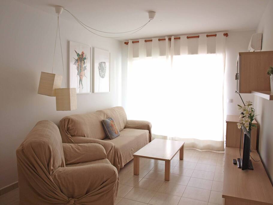 Salón comedor con acceso a terraza. Living room with access to terrace.