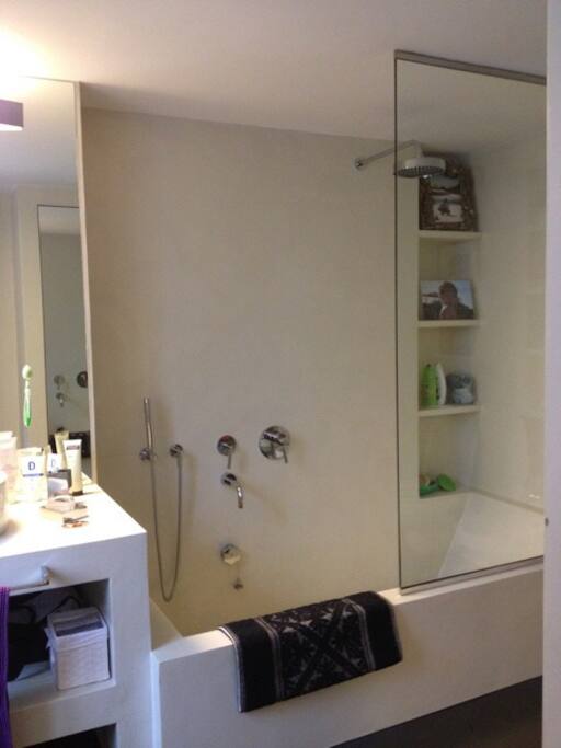 Il bagno a uso esclusivo della stanza - The ensuite bathroom