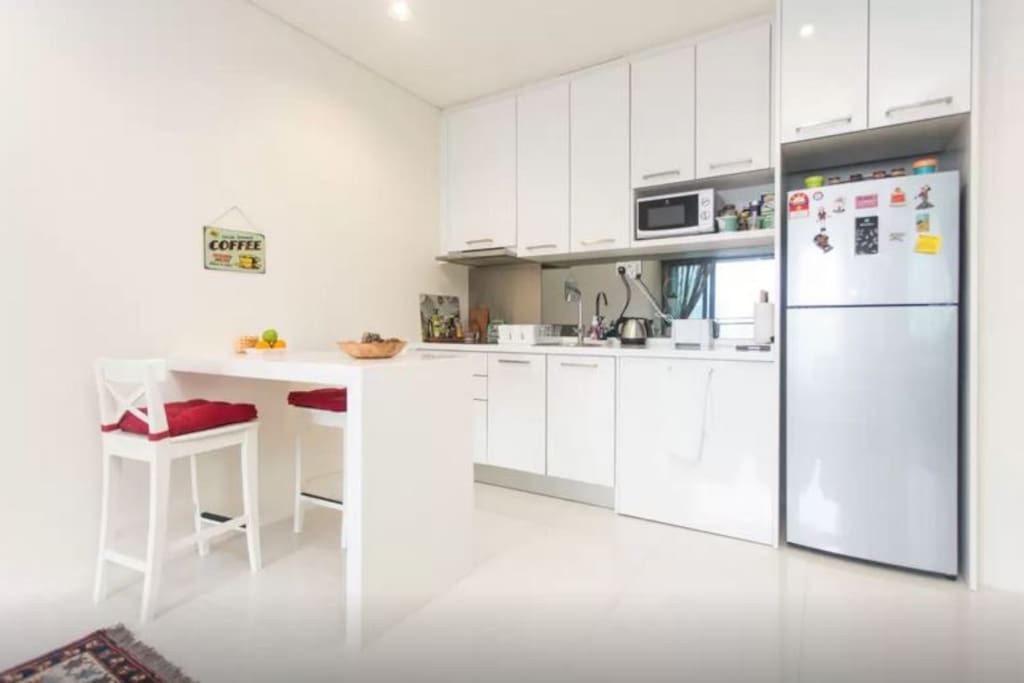 Kitchen and dining area with breakfast bar for efficient people on the go