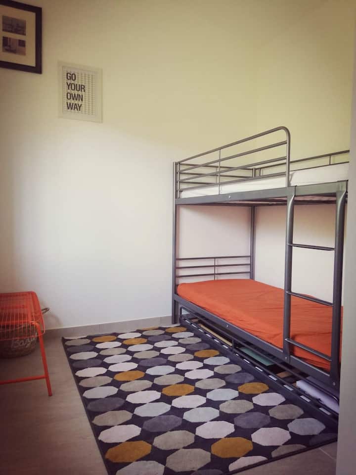 מיטת קומתיים 90/200 + מגירת מיטה מאובזרת 90x200
עריסה לנסיעות ומזרן החלפה זמינים לפי בקשה