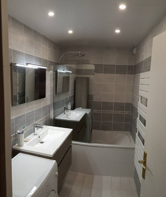 Salle de bain moderne équipée avec sèche serviette...