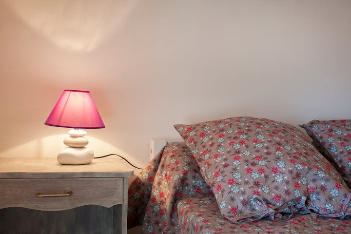 ห้องนอน 2
ห้องใต้หลังคา ซึ่งหมายความว่าไม่เหมาะสำหรับคนที่สูงเกิน 1.60 ม. เพราะอาจชนหัวได้ 