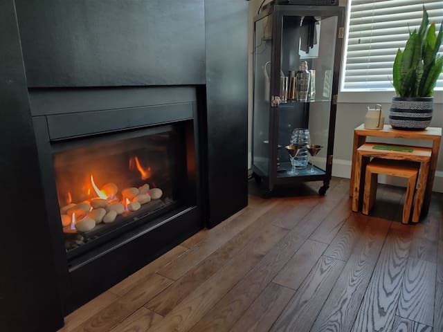 Breathtaking Hot Tub Oasis 6 Guest 3BR 2WR Firepl gallery image 3