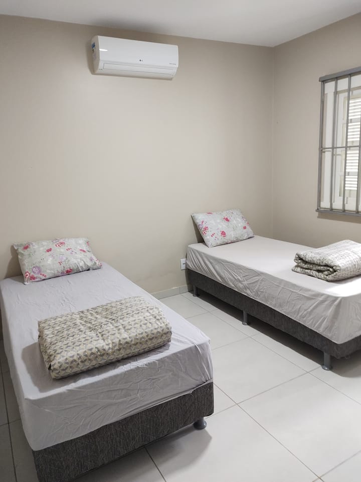 Chumba chenye vitanda viwili vya sanduku moja - kiyoyozi.