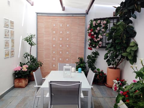 Anuncio de Airbnb popular: Charming apartment in the old town en Córdoba
