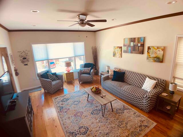 Spacious 4BR home 30 mins* from NY! Parking avail! gallery image 4