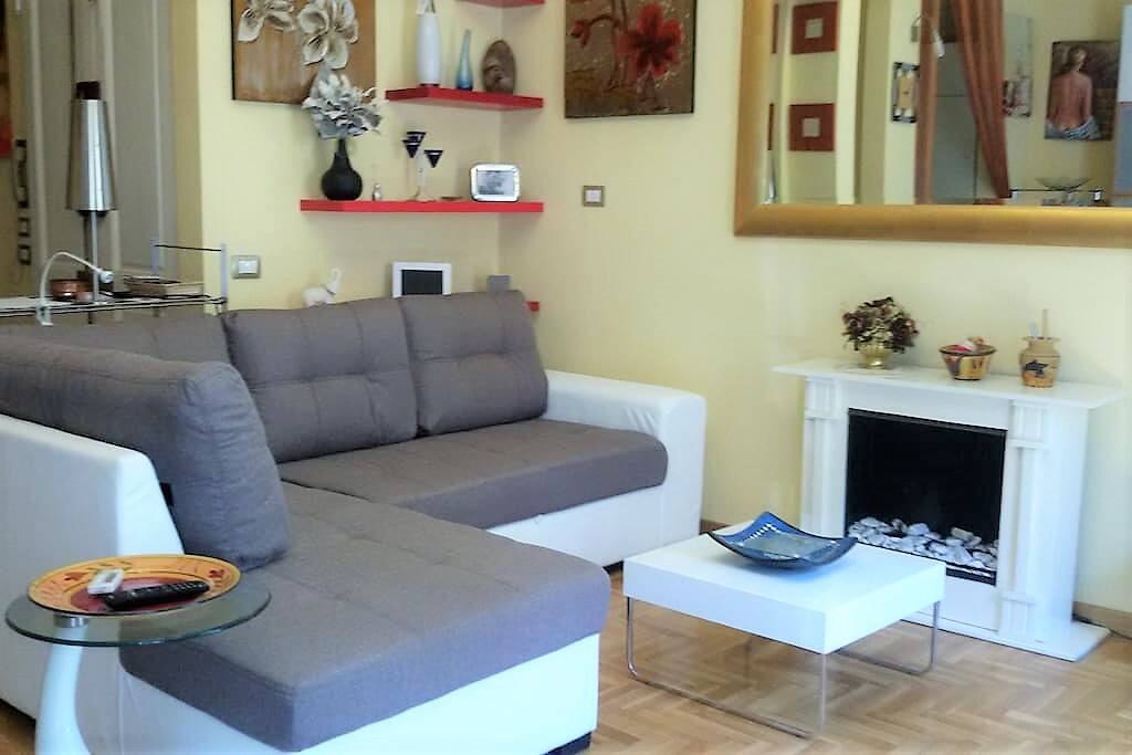 Living Room: big sofà with chaise longue