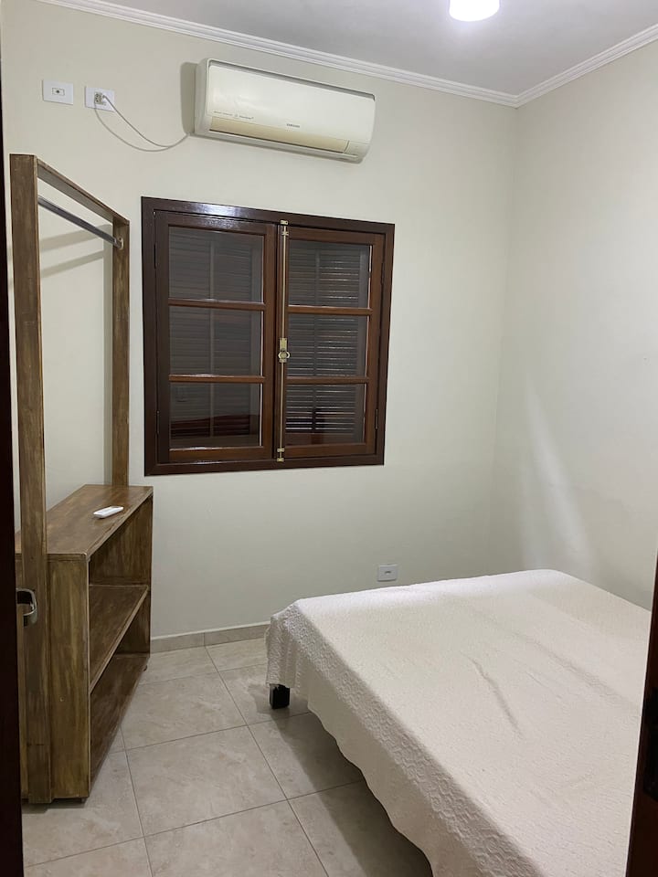 غرفة النوم الثالثة في الأسفل، (الطابق الأرضي) مثالية للزوجين. مع مكيف هواء ومروحة سقف