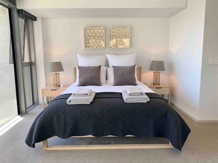 Მსუბუქი და ფართო საძინებელი მდებარეობს ზემოთ მდებარე ლოფტის ტერიტორიაზე. Ისიამოვნეთ მშვიდი ძილით კომფორტულ საწოლზე :-)