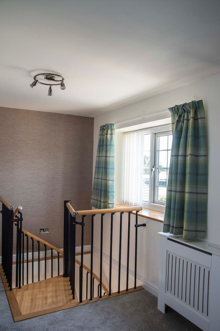 غرفة النوم إلى الدرج