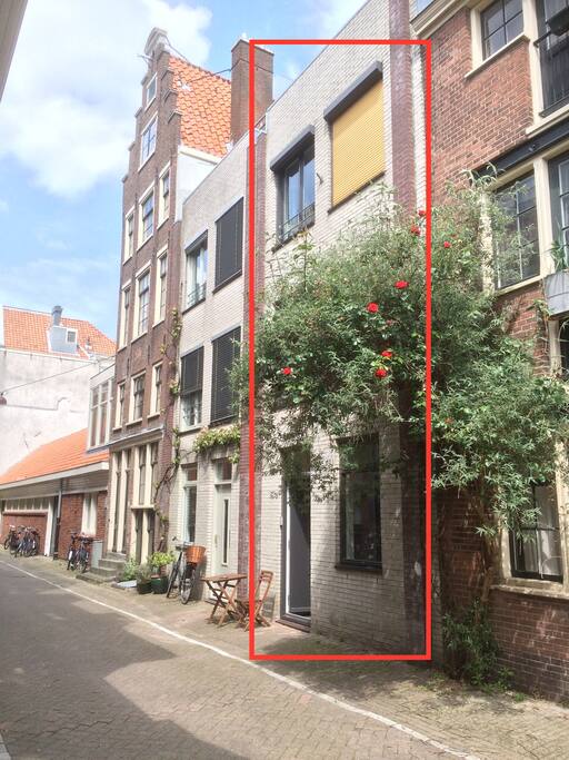 quiet street in amsterdam