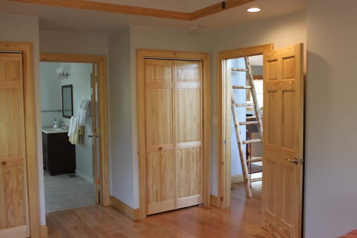 Duke u drejtuar drejt dhomës së ndenjjes dhe kuzhinës nga suita kardinale. Ajo shkallë të çon në loftin e gjerë.