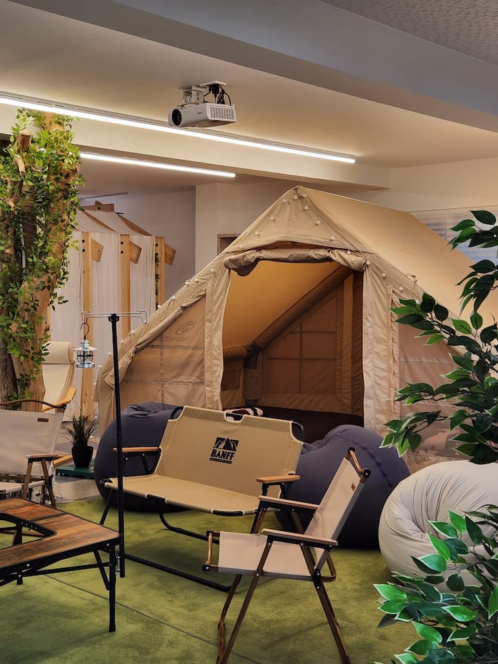 เรามีเตียง 4 คน (ขนาดควีนไซส์ 2 เตียง) ในเต็นท์และหากคุณจองสำหรับ 4 คนขึ้นไปเราจะจัดหาเครื่องนอนและเสื่อเดี่ยวเพิ่มเติมตามจำนวนคน