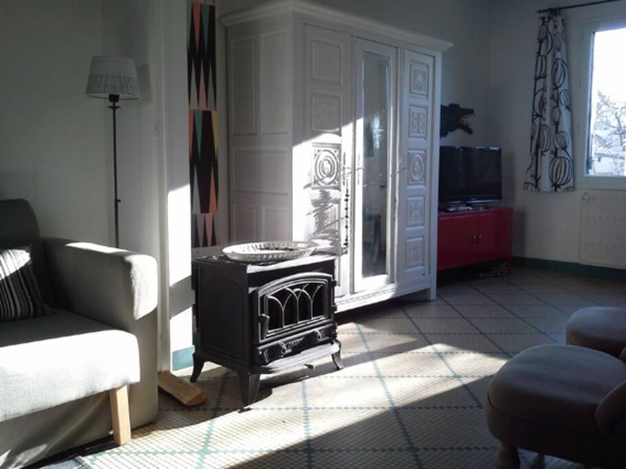 L'autre côté du séjour au soleil du matin.