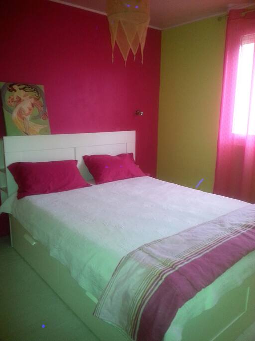 Chambre rose lit king size 160