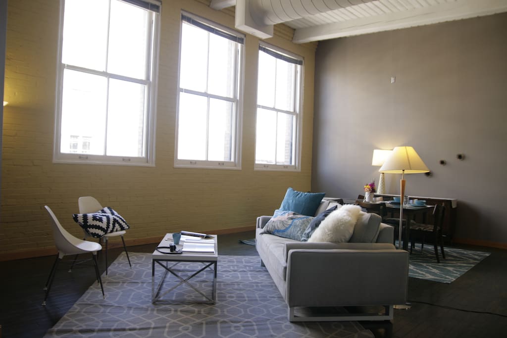 Enjoy gorgeous natural light and 14-foot ceilings, not to mention a great street view of Washington Avenue.