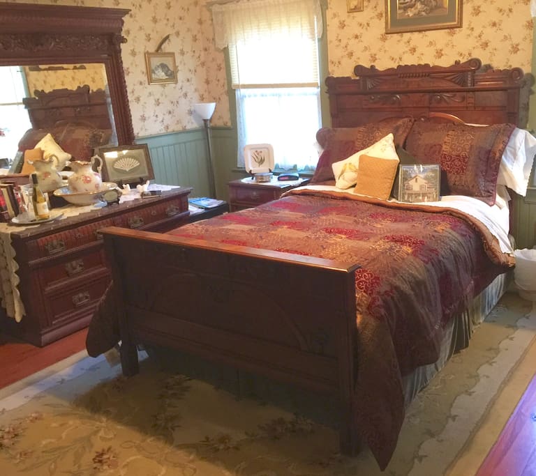 Fine period antiques. Queen size feather bed. Mini fridge & coffee maker