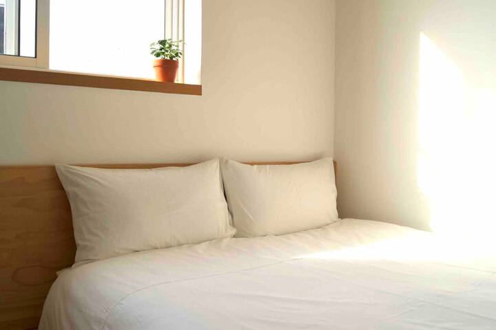 {50步到赤嵌樓} 旺宅/木地板雙人套房/石精臼美食區/新美街/老宅白色小透天