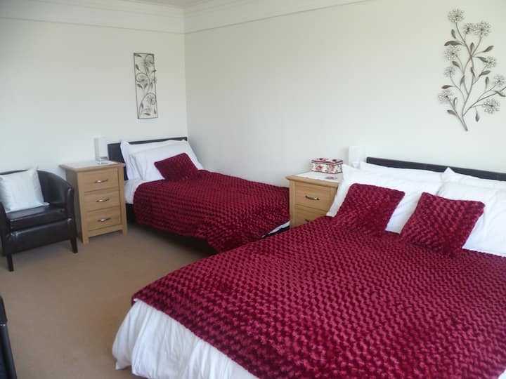 Chambre avec lit double et lit simple