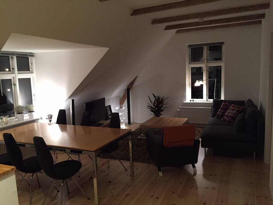 Livingroom with tv and stereo/stue med tv og musikanlæg.