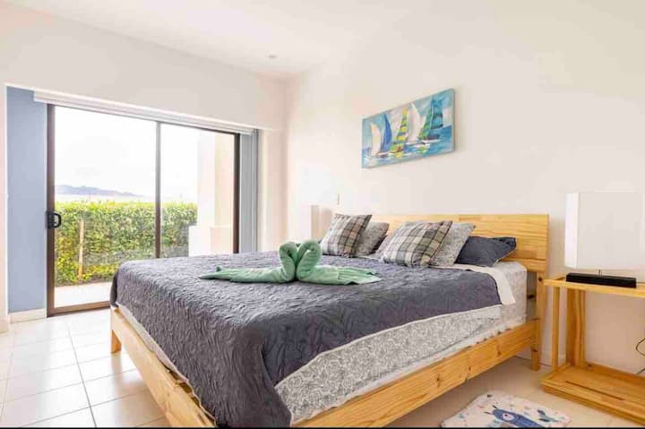 მთავარი საძინებელი ლამაზი  დეკორითა და ყველა საყოფაცხოვრებო პირობით 