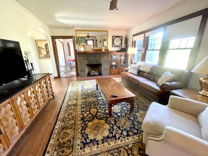 Youngstown 2-story: King Beds, Playroom, A/c! - Youngstown State University, Youngstown