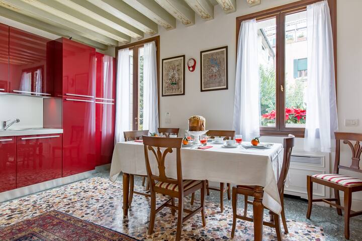 Luxury Apartment on the Grand Canal gallery image 2