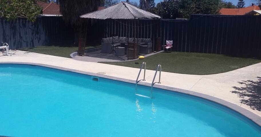 Huge studio with pool view 5 mins to beach/shops