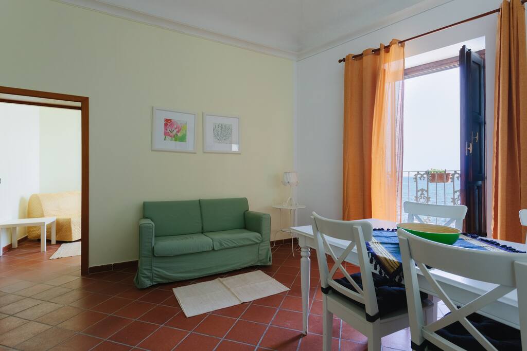 Entrance / dining room