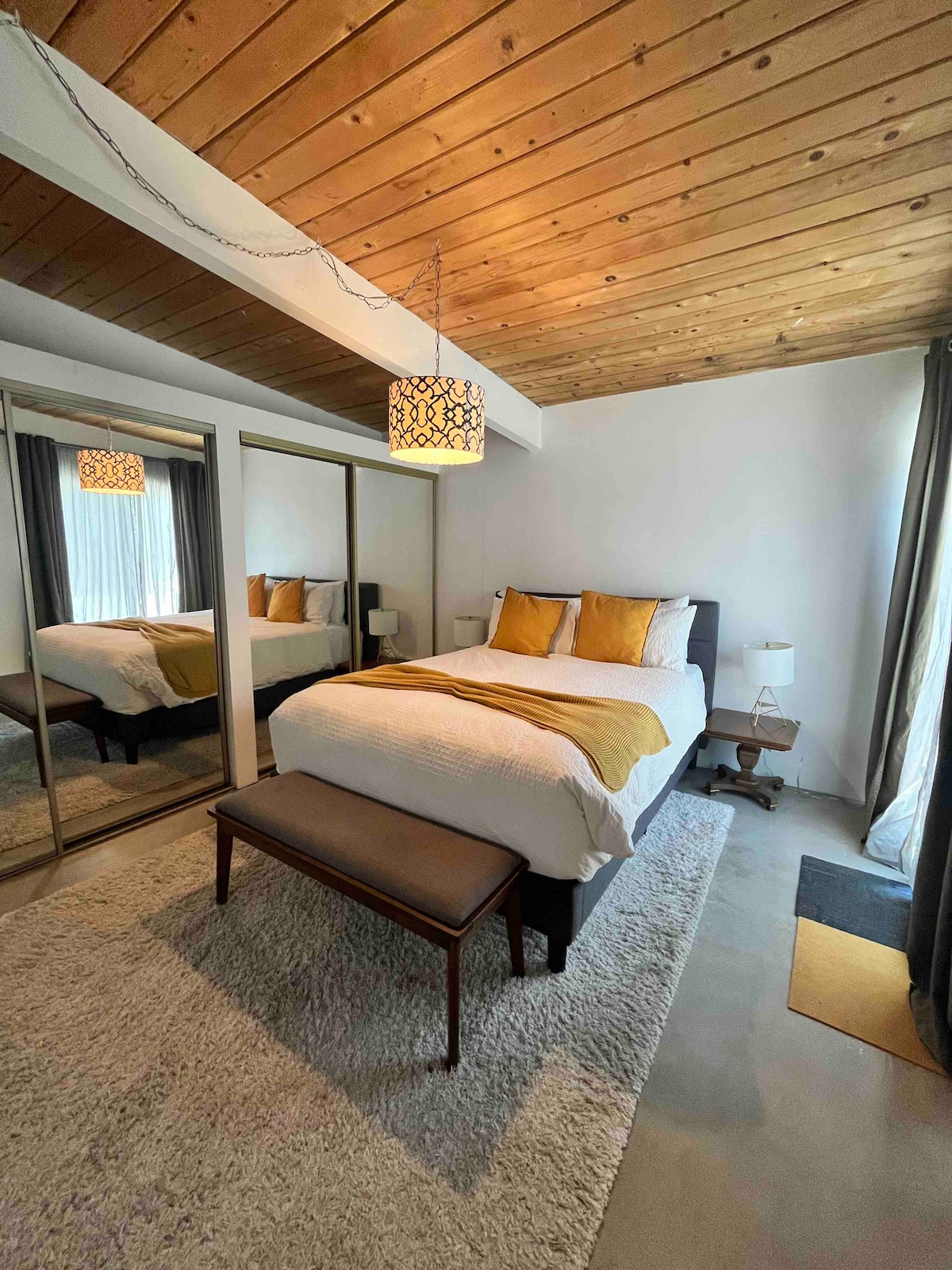 Მთავარი საძინებელი 152 × 203 სმ ზომის საწოლით 